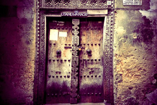 Photo argentique traitement croisé Porte en bois zanzibai